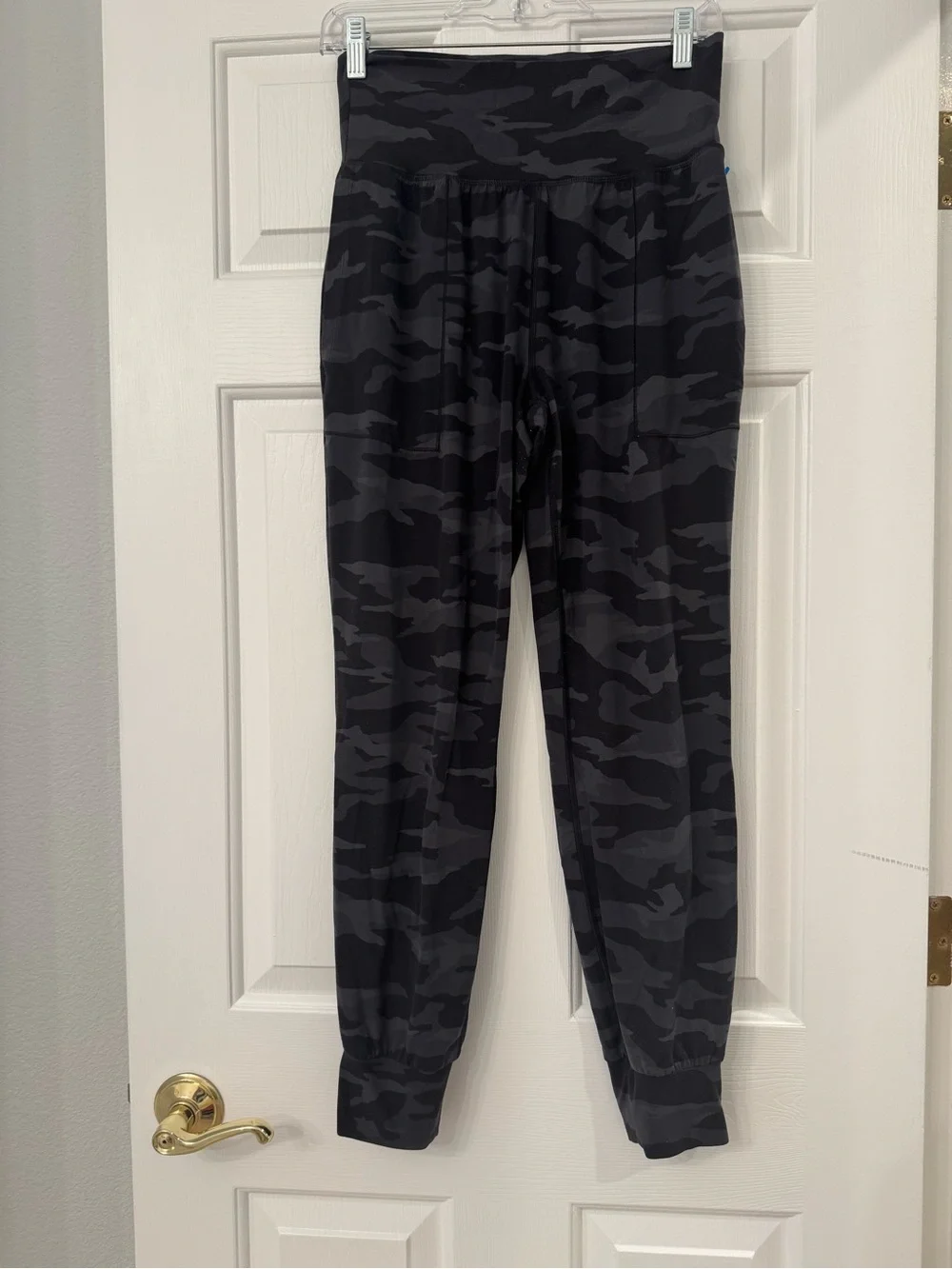 Athleta Salutation High Rise Camo Joggers in Black / Gray - Size S